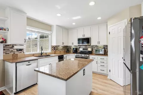 Kitchen - 302 Desiree Pl, Windsor, CA 95492 photo 2 of 5