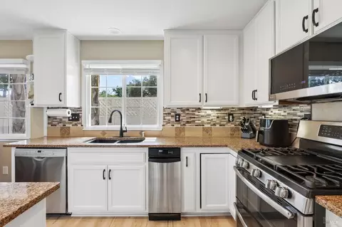Kitchen - 302 Desiree Pl, Windsor, CA 95492 photo 4 of 5