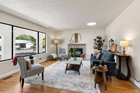 Living - 767 Joni Ct, Windsor, CA 95492 photo 2 of 4
