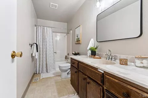 Bath - 767 Joni Ct, Windsor, CA 95492 photo 3 of 4