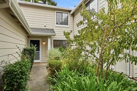 125 Golden Gate Cir, Napa, CA 94558
