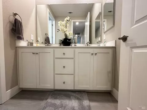Bath - 2408 Azure Pl, Fairfield, CA 94533 photo 10 of 10