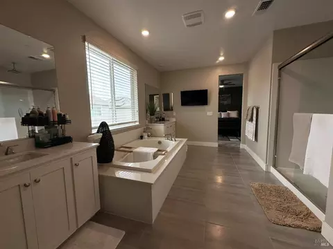 Bath - 2408 Azure Pl, Fairfield, CA 94533 photo 4 of 10