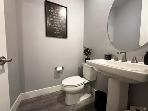 Bath - 2408 Azure Pl, Fairfield, CA 94533 photo 2 of 10