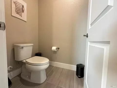 Bath - 2408 Azure Pl, Fairfield, CA 94533 photo 7 of 10