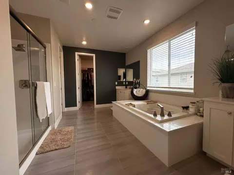 Bath - 2408 Azure Pl, Fairfield, CA 94533 photo 3 of 10