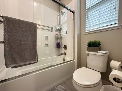 Bath - 2408 Azure Pl, Fairfield, CA 94533 photo 9 of 10