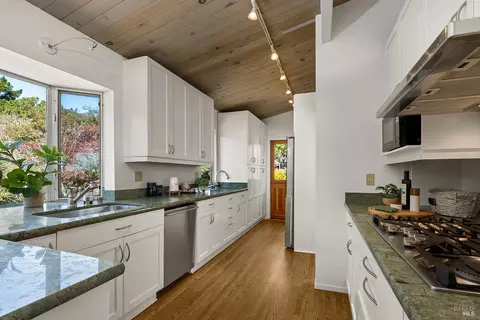 Kitchen - 646 Ridgewood Ave, Mill Valley, CA 94941 photo 2 of 6