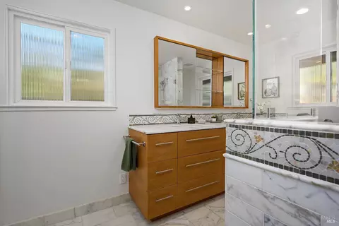 Bath - 646 Ridgewood Ave, Mill Valley, CA 94941 photo 2 of 4