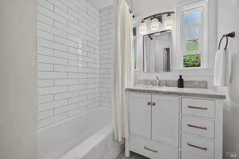 Bath - 705 5th St, Petaluma, CA 94952 photo 1 of 2