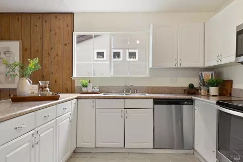 Kitchen - 166 Delta Cir, Vallejo, CA 94589 photo 4 of 6