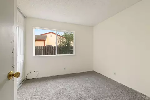 Bedroom - 166 Delta Cir, Vallejo, CA 94589 photo 5 of 10