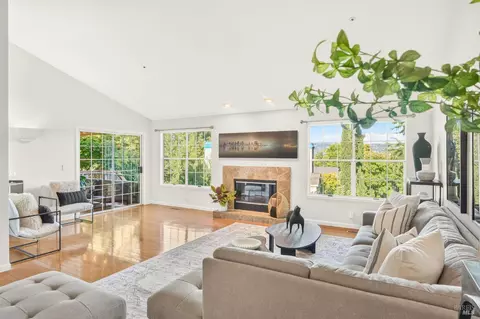 Living - 14 Clement Ct, Napa, CA 94558 photo 2 of 6