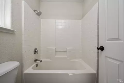 Bath - 638 Decanter Cir, Windsor, CA 95492 photo 3 of 4