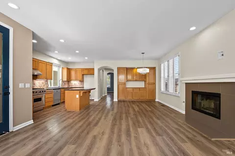 Living - 638 Decanter Cir, Windsor, CA 95492 photo 5 of 5