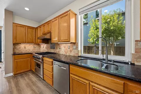 Kitchen - 638 Decanter Cir, Windsor, CA 95492 photo 2 of 2