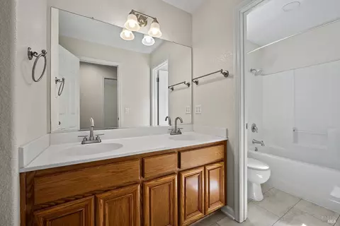 Bath - 638 Decanter Cir, Windsor, CA 95492 photo 2 of 4