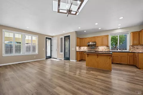 Living - 638 Decanter Cir, Windsor, CA 95492 photo 4 of 5