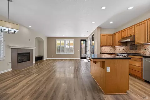 Living - 638 Decanter Cir, Windsor, CA 95492 photo 2 of 5