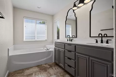Bath - 638 Decanter Cir, Windsor, CA 95492 photo 4 of 4