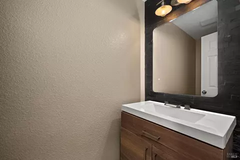 Bath - 638 Decanter Cir, Windsor, CA 95492 photo 1 of 4