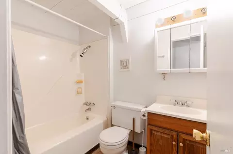 Bath - 24558 Lilac Dr, Willits, CA 95490 photo 1 of 2
