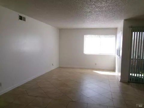 Living - 355 Parkview Ter #A-1, Vallejo, CA 94589 photo 2 of 2