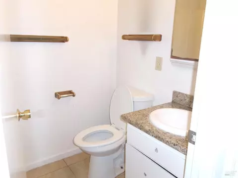 Bath - 355 Parkview Ter #A-1, Vallejo, CA 94589 photo 2 of 2