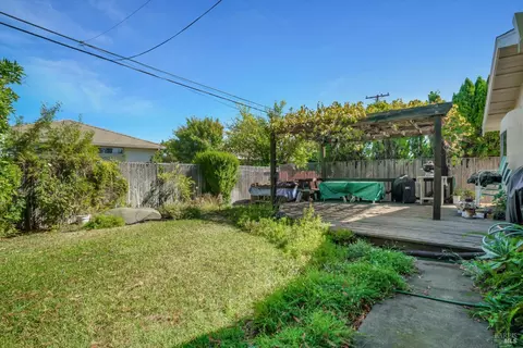 Exterior - 298 Markham Ave, Vacaville, CA 95688 photo 4 of 6