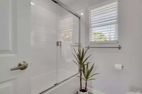 Bath - 8 Capitola Ct, Napa, CA 94559 photo 3 of 5
