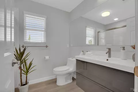 Bath - 8 Capitola Ct, Napa, CA 94559 photo 2 of 5