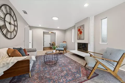 Living - 130 Palomar Ln, Vallejo, CA 94591 photo 2 of 4