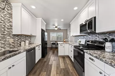 Kitchen - 130 Palomar Ln, Vallejo, CA 94591 photo 2 of 4