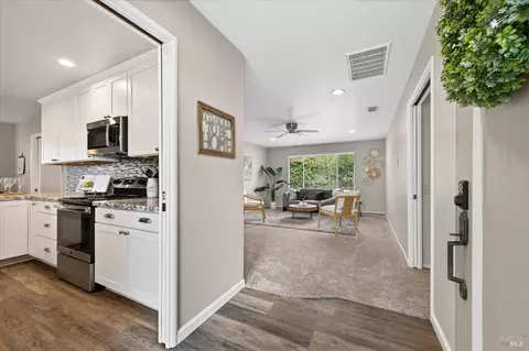 Entry Way - 130 Palomar Ln, Vallejo, CA 94591 photo 2 of 2