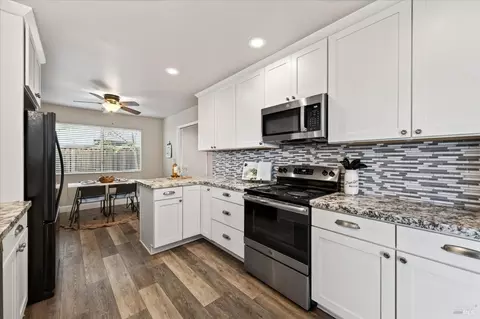 Kitchen - 130 Palomar Ln, Vallejo, CA 94591 photo 4 of 4