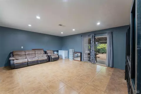 Living - 1471 Harrah Pl, Willits, CA 95490 photo 1 of 2