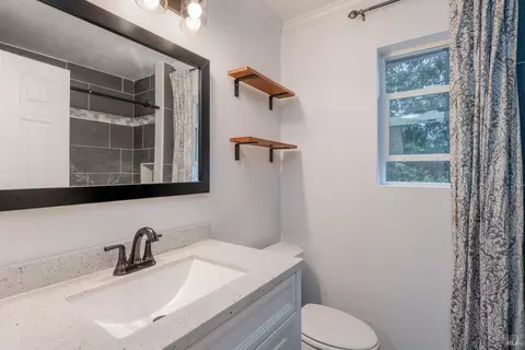 Bath - 1471 Harrah Pl, Willits, CA 95490 photo 2 of 2