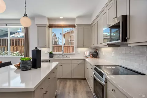 2530 Courtney Ave, Santa Rosa, CA 95403