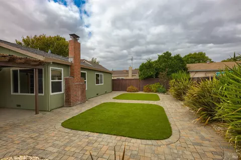 Exterior - 107 Normandy Dr, Vacaville, CA 95687 photo 7 of 8