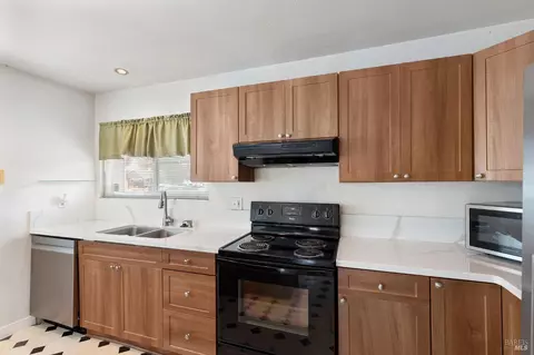 Kitchen - 107 Normandy Dr, Vacaville, CA 95687 photo 4 of 6