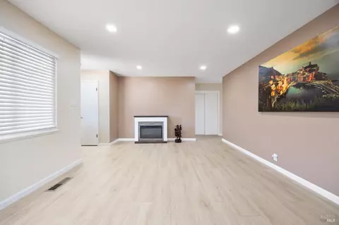 Living - 340 Lamont Ct, Vallejo, CA 94591 photo 2 of 3
