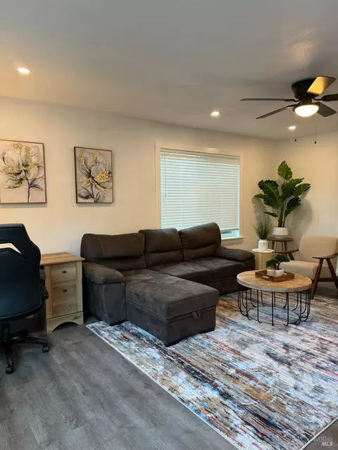 Living - 674 Willow Ave, Ukiah, CA 95482 photo 2 of 2