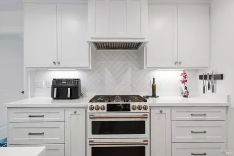 Kitchen - 1310 Chateau Pl, Ukiah, CA 95482 photo 3 of 5