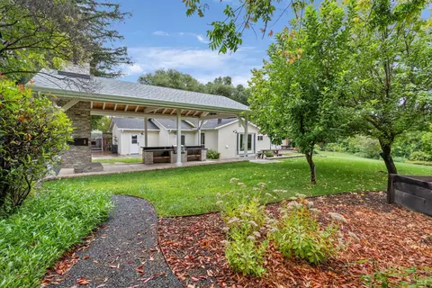 Exterior - 1310 Chateau Pl, Ukiah, CA 95482 photo 18 of 25