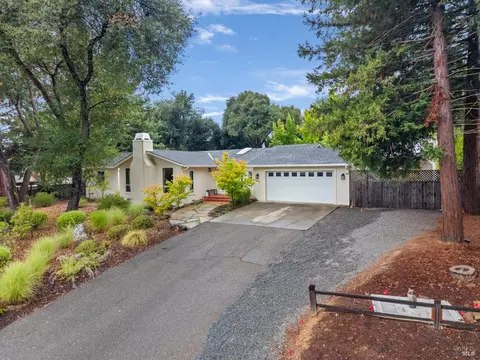 Exterior - 1310 Chateau Pl, Ukiah, CA 95482 photo 10 of 25