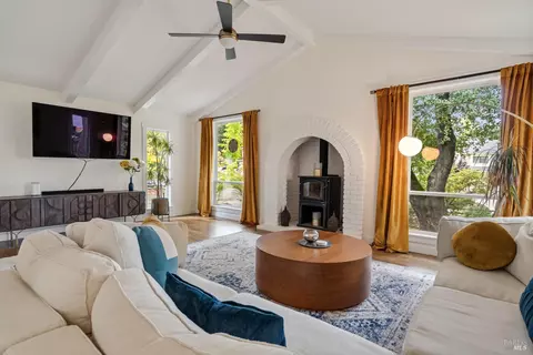 Living - 1310 Chateau Pl, Ukiah, CA 95482 photo 2 of 4