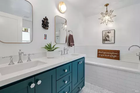 Bath - 1310 Chateau Pl, Ukiah, CA 95482 photo 2 of 4