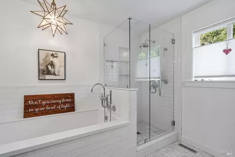 Bath - 1310 Chateau Pl, Ukiah, CA 95482 photo 3 of 4