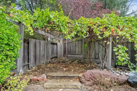 Exterior - 1310 Chateau Pl, Ukiah, CA 95482 photo 16 of 25