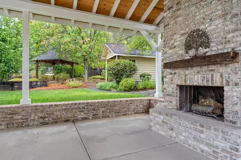 Exterior - 1310 Chateau Pl, Ukiah, CA 95482 photo 6 of 25
